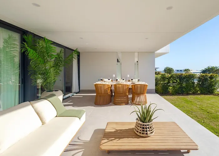 Luxury With A Private Garden شقة إِستيبونا