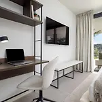 Luxury With A Private Garden Apartment *